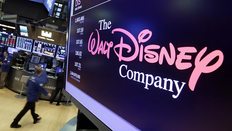 ARCHIV - Das Walt Disney Co. Logo ist in der New York Stock Exchange auf einem Bildschirm zu sehen. Der US-Unterhaltungsriese Disney hat Dutzende neue Serien und Kinofilme angekündigt. Foto: Richard Drew/AP/dpa