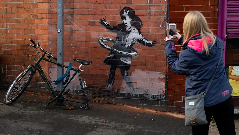 Corona und der Umgang mit der Krise - auch in  den Kunstwerke von Banksy spiegeln sich die Herausforderungen dieses Jahres deutlich wieder: In Nottingham tauchte etwa an einer Hauswand ein Bild eines Mädchen auf, dass mit einem Fahrradreifen Hula-Hoop…