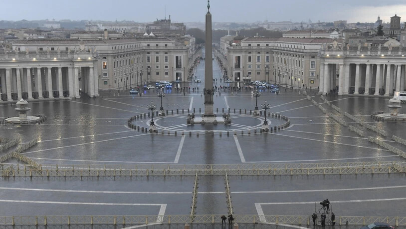 In Italien sind wegen der Corona-Pandemie die Touristenzahlen eingebrochen. Im Bild der leere Petersplatz an Ostern, der zu diesem Zeitpunkt normalerweise voll ist. (Archivbild)