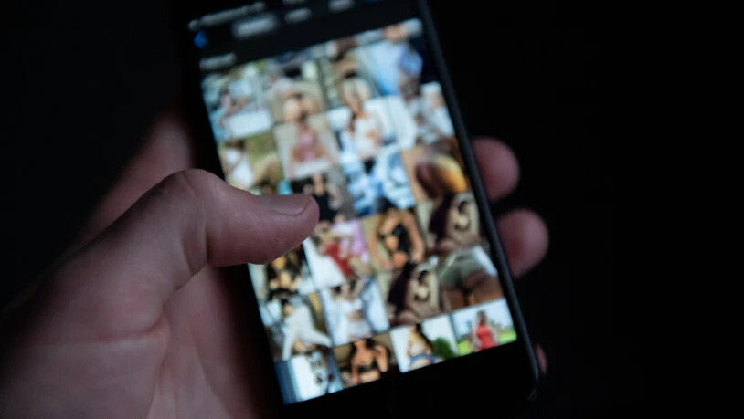 ARCHIV - Pornografische Bilder zu sehen auf einem Smartphone. Foto: Silas Stein/dpa