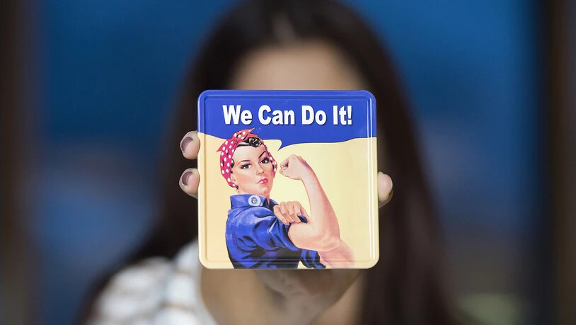 Ein Plakat mit dem Titel We Can Do It!  fotografiert anlässlich des 50-Jahr-Jubiläums zum Frauenstimmrecht.