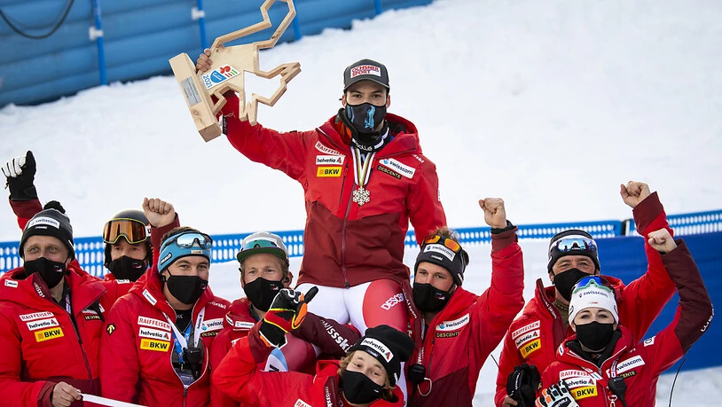 Das Schweizer Team feiert Loïc Meillards Bronzemedaille im Parallelrennen. Es handelt sich um die bereits achte Swiss-Ski-Auszeichnung in Cortina - mehr WM-Medaillen gab es für die Schweiz zuletzt 1989 in Vail