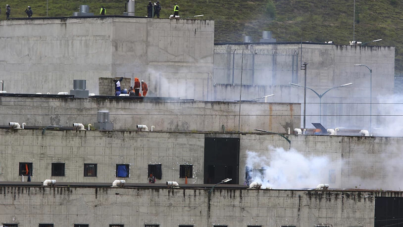 Tränengas steigt aus Teilen eines Gefängnisses in der Stadt Cuenca auf, in dem ein Häftlingsaufstand ausbrach. Bei mehreren Gefangenenmeutereien in Ecuador sind Dutzende Menschen ums Leben gekommen. Foto: Marcelo Suquilanda/AP/dpa