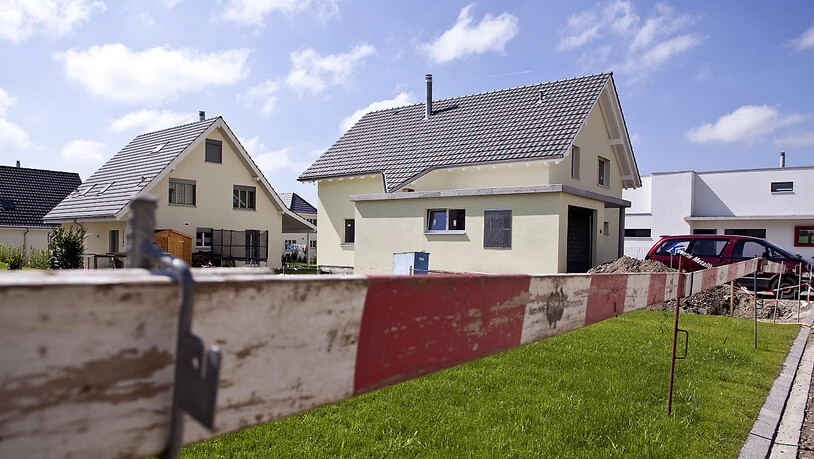 Die Preise für Wohneigentum sind im vergangenen Jahr auf neue Höchststände geklettert, wie eine Studie von Raiffeisen Schweiz zeigt. Der Preisanstieg dürfte noch weitergehen.(Archivbild)