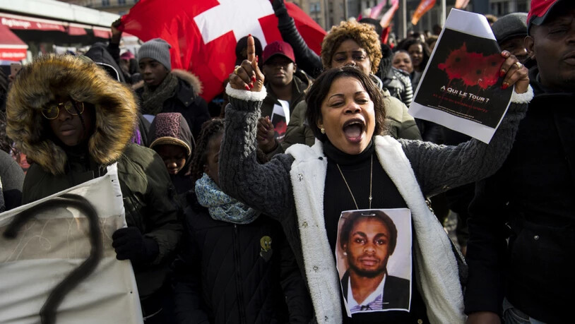 Mehrere hundert Menschen zogen im November 2016 in einem Trauermarsch durch Lausanne, um dem bei einem Polizeieinsatz getöteten Kongolesen die Ehre zu erweisen.