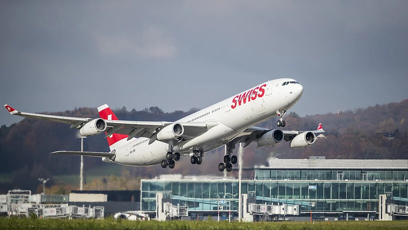 Die Swiss lässt beim Ausbau des Flugprogramms Vorsicht walten. Angesichts der anhaltenden Unsicherheiten am Reisemarkt werden die Pläne für Flüge im zweiten Quartal gestutzt.(Archivbild)