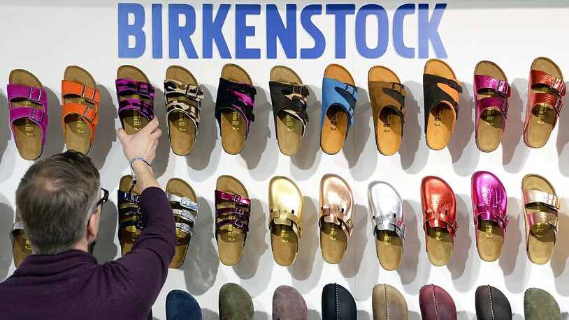 Die französisch-amerikanische Beteiligungsgesellschaft L Catterton und der Milliardär Bernard Arnault steigen bei dem deutschen Schuhhersteller Birkenstock ein. Sie übernehmen eine Mehrheit an dem Unternehmen. (Archivbild)