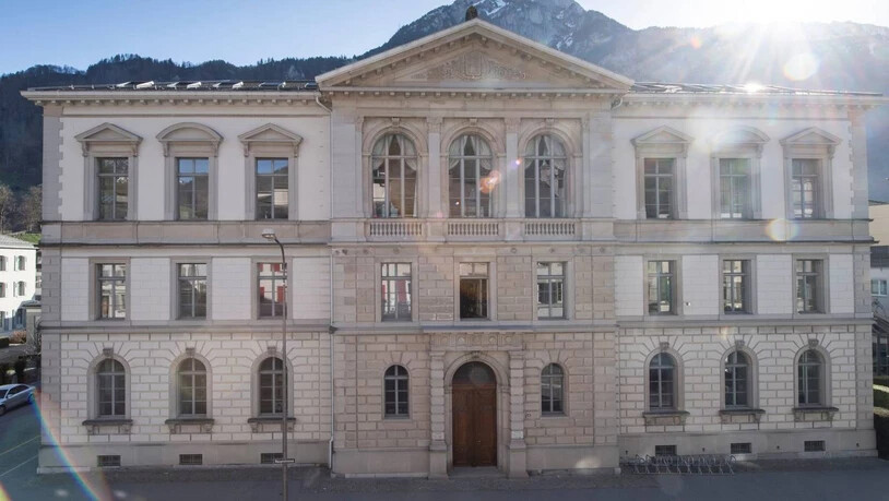 Nächster Öffnungsschritt: In den Räumen der Landesbibliothek Glarus können die Besucherinnen und Besucher ab sofort wieder länger verweilen.