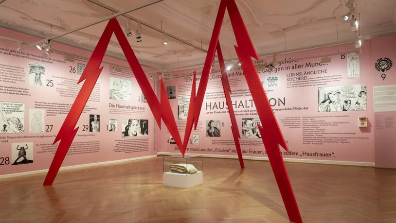 Das Zentrum der Ausstellung "Iris von Roten - Frauen im Laufgitter" im Strauhof in Zürich: eine stilisierte dreibeinige Spinne beherrscht den Raum, der der "Dreifaltigkeit" des weiblichen Alltags gewidmet ist: Liebe, Mutterschaft und Haushalt.
