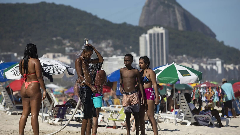 ARCHIV - Strandbesucher drängen sich am Copacabana Beach in Rio de Janeiro. Foto: Fernando Souza/dpa