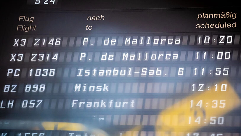 Zwei Abflüge nach Palma de Mallorca sind auf einer Flughafen-Anzeigetafel zu sehen. Foto: Moritz Frankenberg/dpa