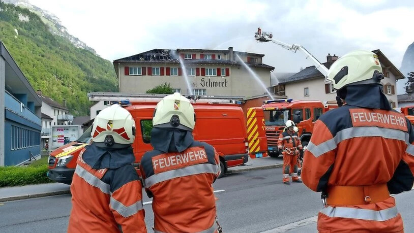 Massiver Schaden am 30. Mai: Feuerwehrleute kämpfen gegen den Dachstockbrand im Hotel «Schwert» in Netstal.