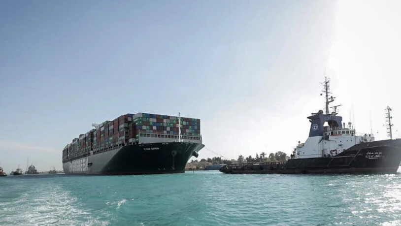 HANDOUT - Das Containerschiff «Ever Given» fährt in Begleitung von Schleppern über den Suezkanal. Nach tagelanger Blockade durch das riesige Containerschiff ist der Suezkanal wieder frei. Foto: -/Suez Canal Authority/dpa - ACHTUNG: Nur zur redaktionellen…