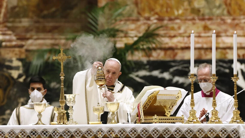 Papst Franziskus (M) zelebriert die Osternacht im Petersdom vor weniger Gläubigen als sonst. Foto: Remo Casilli