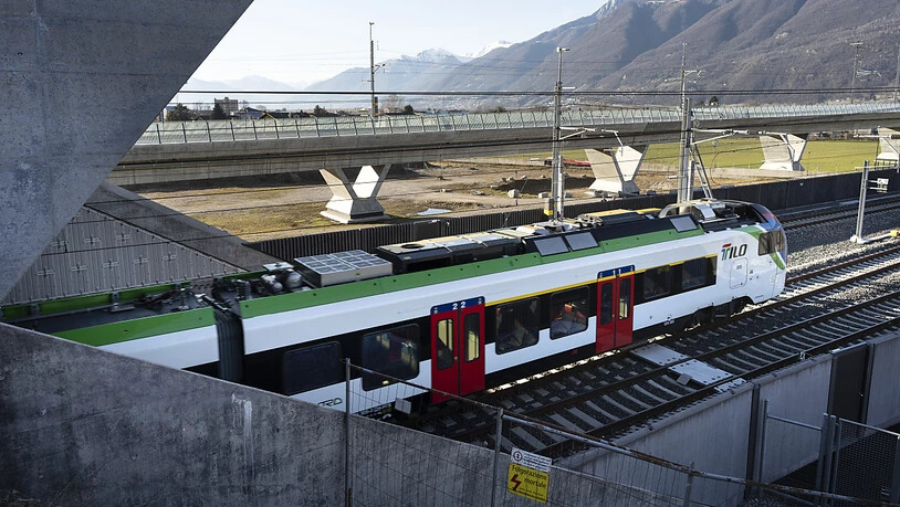 Die vollständige Einführung des neuen Fahrplans bringt deutliche Verbesserungen im Tessiner Regionalverkehr. Im Bild ein SBB RegioExpress Tilo, der von Locarno Richtung Lugano durch den Ceneri-Basistunnel fährt.