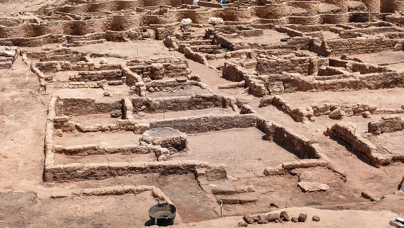 Die 3000 Jahre alten Ruinen der von ägyptischen Archäologen entdeckten «verlorenen Stadt» im heutigen Luxor. Foto: STR/dpa
