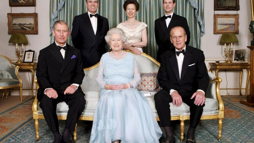 ARCHIV - Königin Elizabeth II (vorne Mitte) und ihr Ehemann Prinz Philip (vorne rechts) mit ihren Kindern Prinz Charles (vorne links), sowie Prinz Andrew (hinten, l-r), Prinzessin Anne and Prinz Edward - aufgenommen am 18.11.2007 in Clarence House in…
