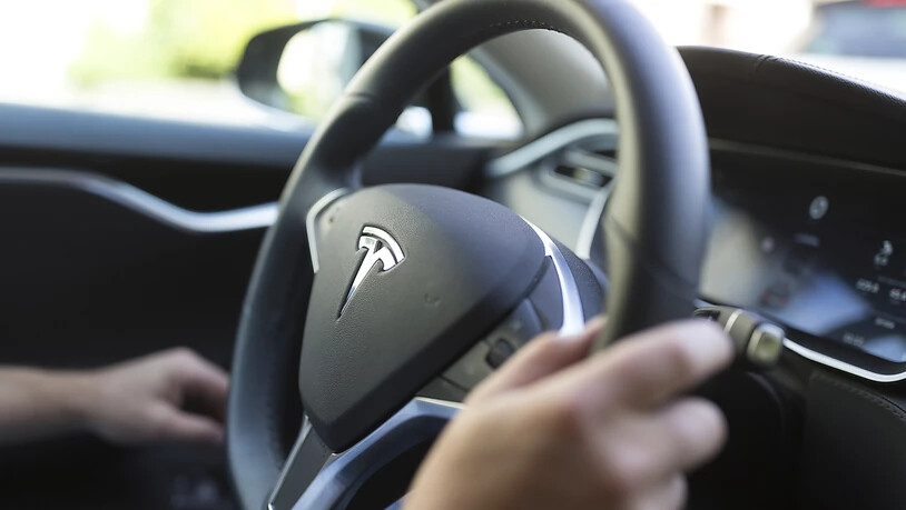 Bei einem Unfall mit einem autonom fahrenden Tesla sind in der Nähe von Houston in Texas zwei Männer ums Leben gekommen. (Symbolbild)