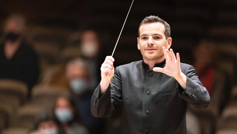 Lionel Bringuier, ehemaliger Chefdirigent des Tonhalle-Orchesters Zürich feierte am Donnerstagabend ein Wiedersehen mit seinem Klangkörper. Dirigiert hat er unter anderem das zeitgenössische Flötenkonzert von Marc-André Dalbavie.