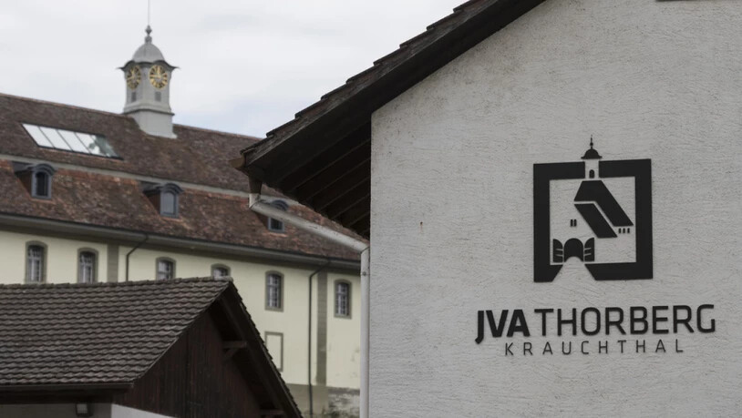 Schweizer Justizvollzugsanstalten - wie hier die JVA Thorberg in Krauchthal BE - waren 2020 so leer wie schon lange nicht mehr: Die Anzahl Häftlinge in der Schweiz sank 2020 auf das Niveau von vor zehn Jahren. (Archivbild)