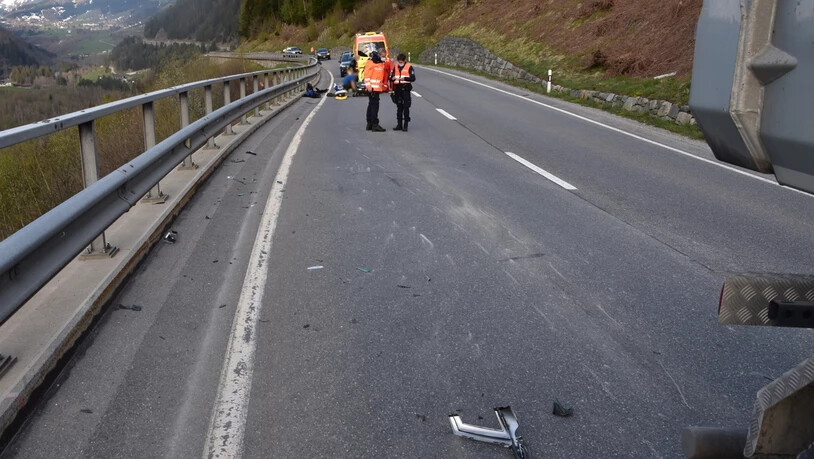 Der Töfffahrer wurde beim Unfall verletzt, die Kantonspolizei sucht Zeugen.