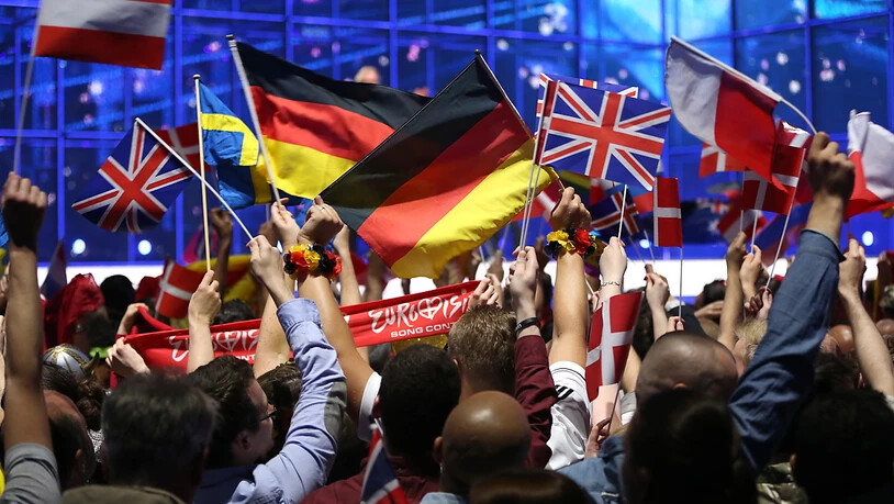 ARCHIV - Fans schwenken Nationalflaggen vor Beginn des großen Finales des 59. Eurovision Song Contest (ESC)in Kopenhangen. Dieses Jahr findet er in Rotterdam statt. Foto: Jörg Carstensen/dpa