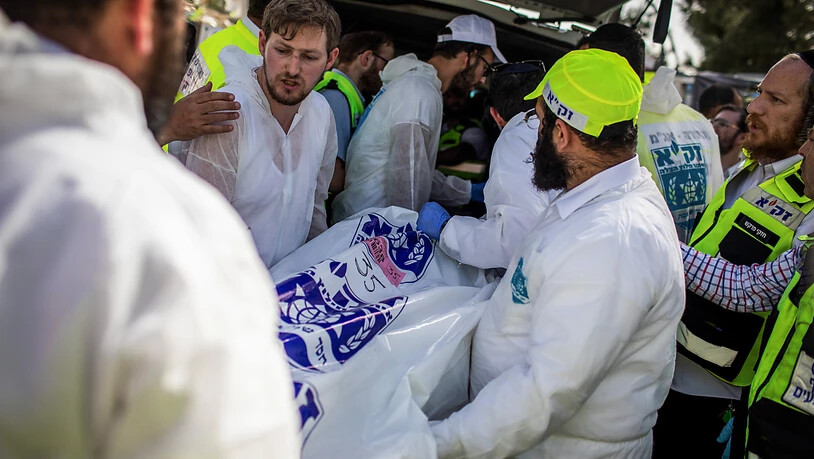 Israelische Rettungskräfte tragen den Leichnam eines Opfers, an der jüdisch-orthodoxen Pilgerstätte des Berges Meron, wo Dutzende von Gläubigen bei einer Massenpanik während des jüdischen religiösen Festes Lag BaOmer im Norden Israels getötet wurden…