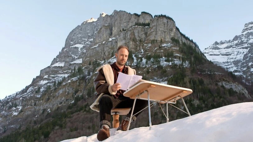 Lesung auf dem Sackberg: Für Videoaufnahmen liest Claudio Landolt in eisiger Kälte. 