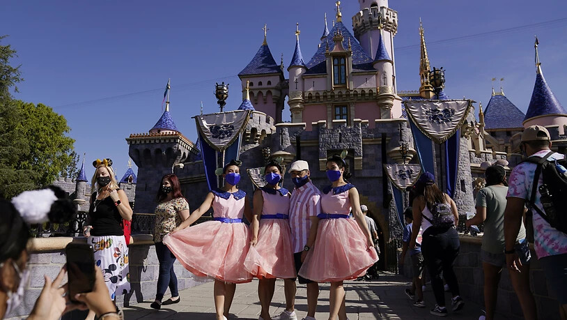 Eine Familie macht ein Foto vor dem Dornröschenschloss im Disneyland. Foto: Jae Hong/AP/dpa