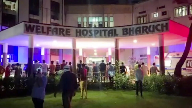 SCREENSHOT - Bei einem Brand in einem Krankenhaus im indischen Bharuch sind mindestens 18 mit dem Coronavirus infizierte Patienten ums Leben gekommen. Weitere 50 Menschen seien am frühen Samstagmorgen von Einheimischen und Feuerwehrleuten aus dem…