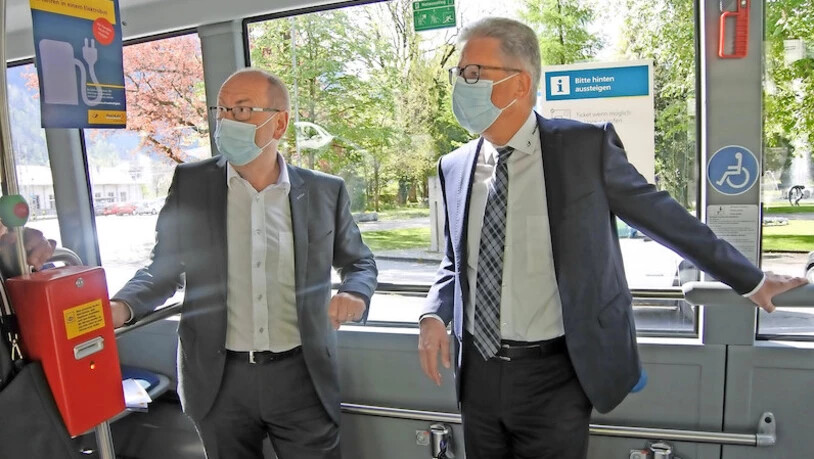 Testfahrt: Der Ostschweiz-Chef von Postauto, Walter Schwizer (rechts), geht mit Regierungsrat Kaspar Becker auf eine Ausfahrt im Elektrobus.