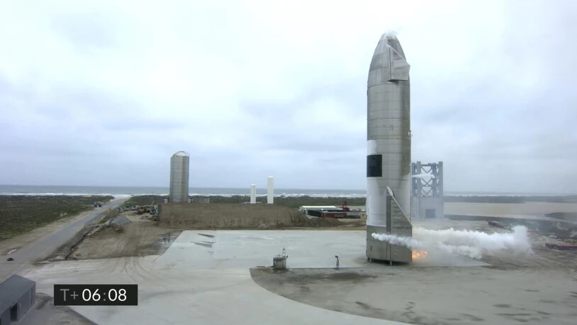 Nach mehreren Fehlversuchen ist im fünften Anlauf ein Test mit einer SpaceX-Rakete gelungen. Die Starship-Rakete landete sicher wieder am Boden.