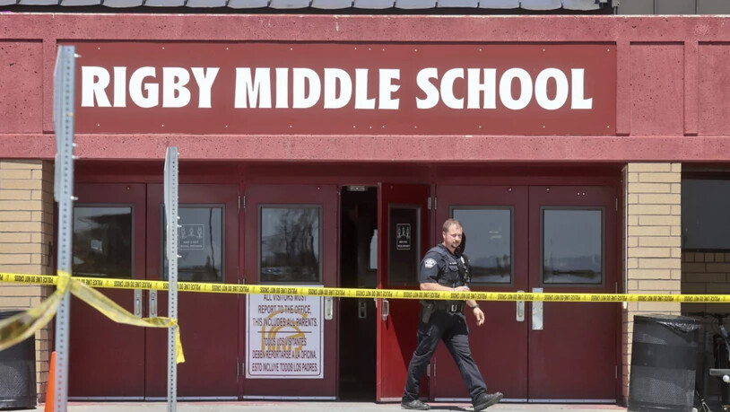 Ein Polizist geht nach einer Schießerei aus der Rigby Middle School. Eine Sechstklässlerin hat nach Polizeiangaben in einer Schule im US-Bundesstaat Idaho um sich geschossen und dabei zwei Mitschüler sowie einen Erwachsenen getroffen. Foto: Natalie…