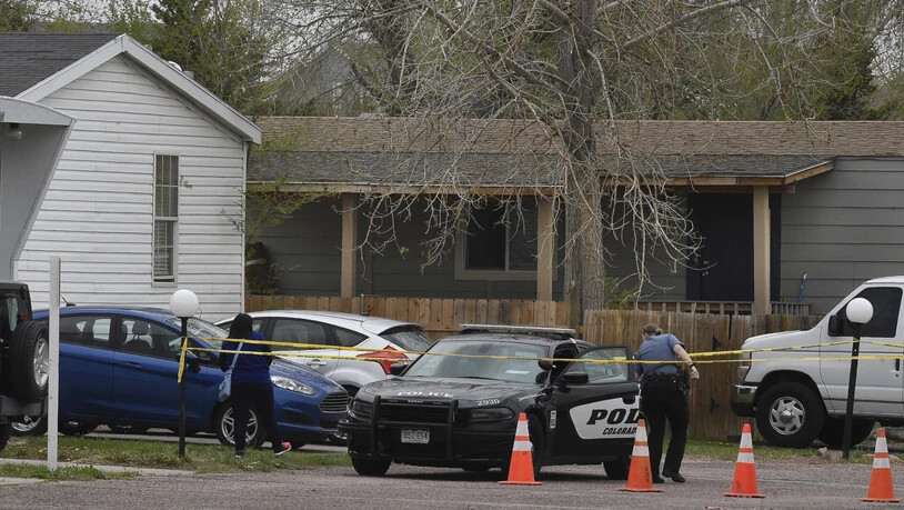 Ein Schütze eröffnete das Feuer auf einer Geburtstagsparty in Colorado und tötete sechs Erwachsene, bevor er sich am Sonntag selbst tötete. Foto: Jerilee Bennett/The Colorado Springs Gazette via AP/dpa