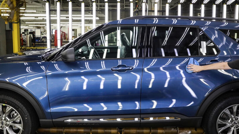 Der US-Autobauer Ford muss in einer grossen Rückrufaktion in Nordamerika über 660'000 Autos des Typs Ford Explorer in die Garagen zurückrufen. Es wird befürchtet, dass sich Leisten vom Dach der Fahrzeuge lösen könnten.(Archivbild)
