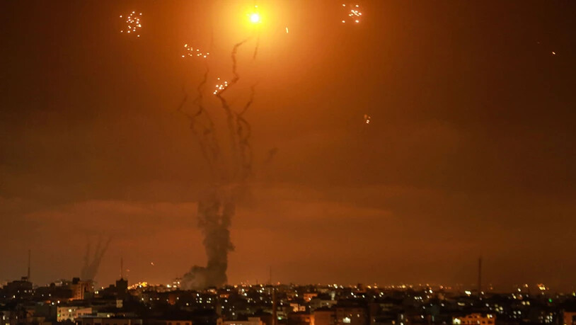 dpatopbilder - Israels Luftabwehrsystem fängt Raketen ab, die von der islamistischen Hamas aus dem Gazastreifen in Richtung Israel abgefeuert werden. Foto: Mohammed Talatene/dpa