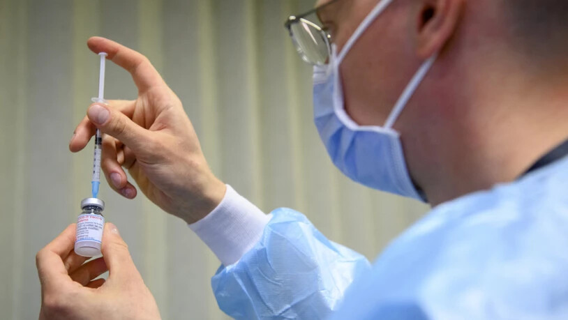 Eine Zuständiger des Gesundheitspersonal zieht eine Spritze mit einem Impfstoff gegen das Coronavirus auf. In der Schweiz wurden bisher 1'077'581 Personen vollständig geimpft. (Archivbild)