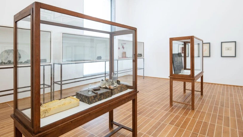 Elf Beuys-Vitrinen gehen als Schenkung an das Kunstmuseum Basel.