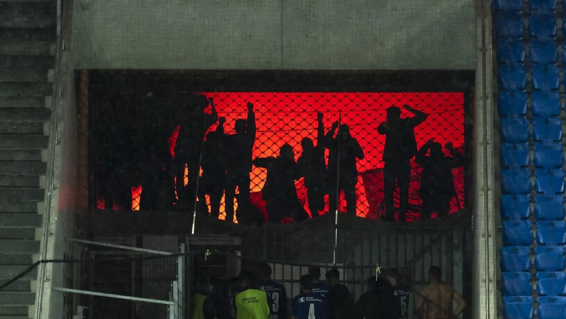 Ausserhalb der Stadionmauern feiert die Muttenzer Kurve den Besitzerwechsel und Sieg gegen Lugano