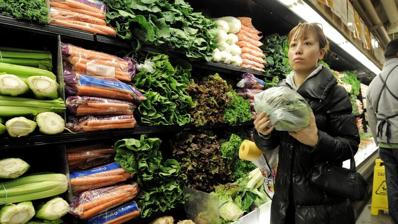 Eine Frau kauft in einem New Yorker Supermarkt ein. Die Lebenshaltungskosten in den USA sind im April uzm 4,2 prozent angestiegen. (Symbolbild)