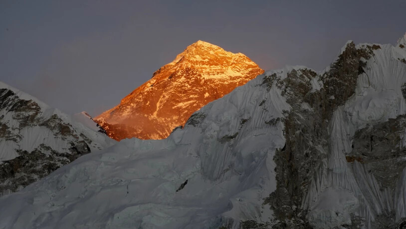 ARCHIV - Blick auf den Mount Everest, aufgenommen vom Kala Patthar (Nepal) aus. Foto: Tashi Sherpa/AP/dpa