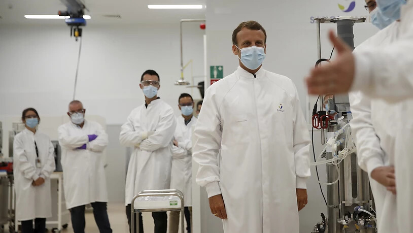 Monsieur le Président Emmanuel Macron besichtigt ein Labor von Sanofi in  Marcy-l'Etoile, Frankreich. Das Unternehmen kommt bei der Entwicklung eines Corona-Impfstoffes nun doch voran.