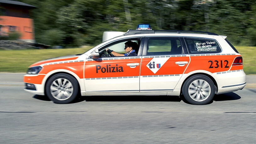 Bei einem Verkehrsunfall zwischen einem Auto und einem Velo ist am Montagabend in Bellinzona ein 20-jähriger Mann schwer verletzt worden. Die Tessiner Polizei rückte aus. (Symbolbild)