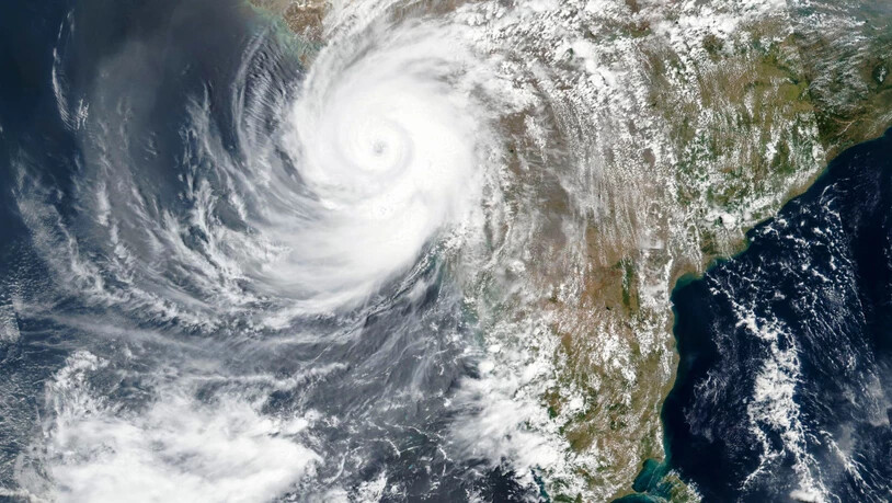 Dieses am Montag, 17. Mai 2021, von der NASA veröffentlichte Satellitenbild zeigt den Zyklon Tauktae, der sich der Westküste Indiens nähert. Foto: EOSDIS/NASA via AP/dpa