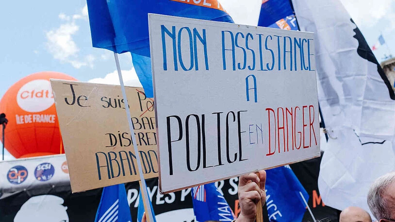 Polizisten und Unterstützer folgen den Aufruf von vierzehn Gewerkschaften und versammeln sich vor der Nationalversammlung zu einer "Bürgerkundgebung zur Unterstützung der Ordnungskräfte". Anlass ist der Tod eines Beamten in Avignon vor zwei Wochen. Foto:…