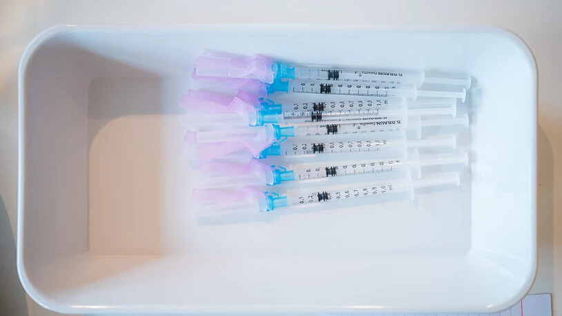 dpatopbilder - Spritzen mit dem Biontech/Pfizer-Impfstoff liegen zum Impfen bereit. Foto: Oliver Dietze/dpa