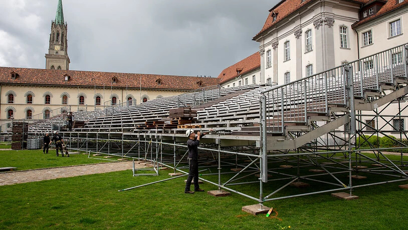 Das Theater St. Gallen plant vom 25. Juni bis 9. Juli die 16. St. Galler Festspiele. Am Mittwoch haben die Aufbauarbeiten im Klosterhof begonnen. Die Tribüne ist für bis zu 1000 Zuschauerinnen und Zuschauer konzipiert. Aufgeführt wird die Oper "Notre…