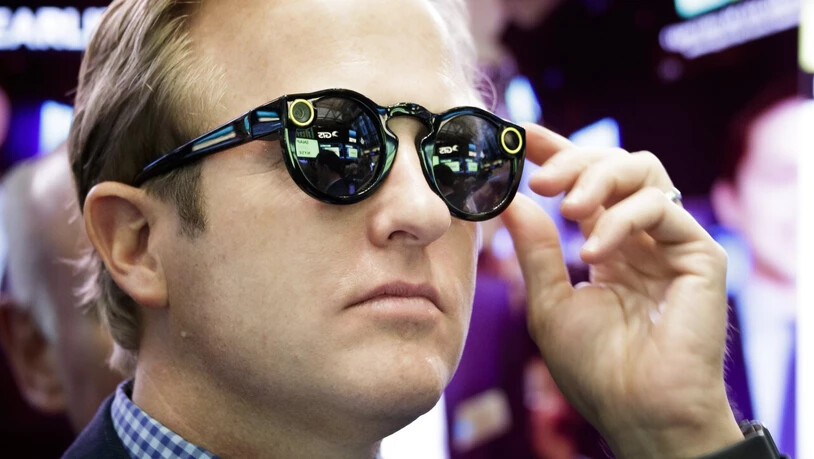 Ein Banker in New York trägt die Snapchat-Computerbrille "Spectacles". (Archivbild)