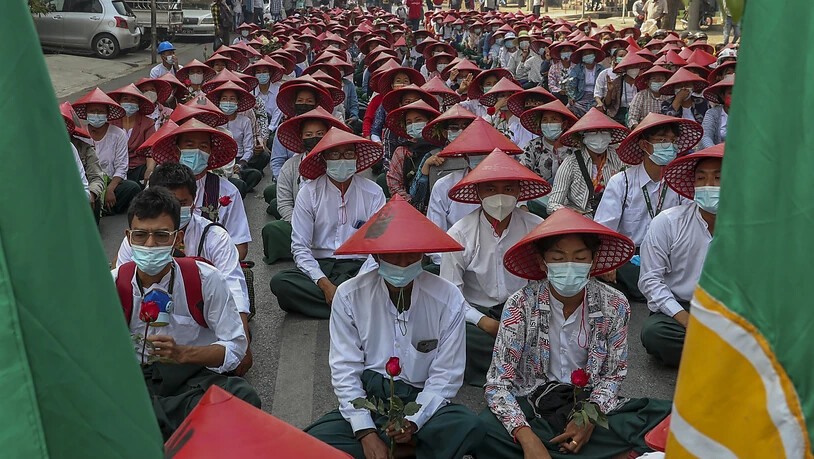 dpatopbilder - ARCHIV - Lehrer, in ihren Uniformen und traditionellen Myanmar-Hüten, nehmen an einer Demonstration gegen den Militärputsch teil. Mit diesen traditionellen Hüten protestierten Lehrerinnen und Lehrer. (Archivbild) Foto: Str/AP/dpa - ACHTUNG…