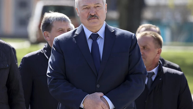 ARCHIV - Alexander Lukaschenko, Präsident von Belarus, nimmt in Begleitung von Beamten an einer Gedenkveranstaltung anlässlich des 35. Jahrestages der Tschernobyl-Katastrophe teil. Foto: Sergei Sheleg/POOL BelTa/AP/dpa